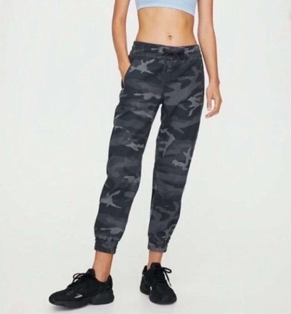 Aritzia TNA Camouflage Jogger Women's Medium  Black Grey Athleisure Comfort